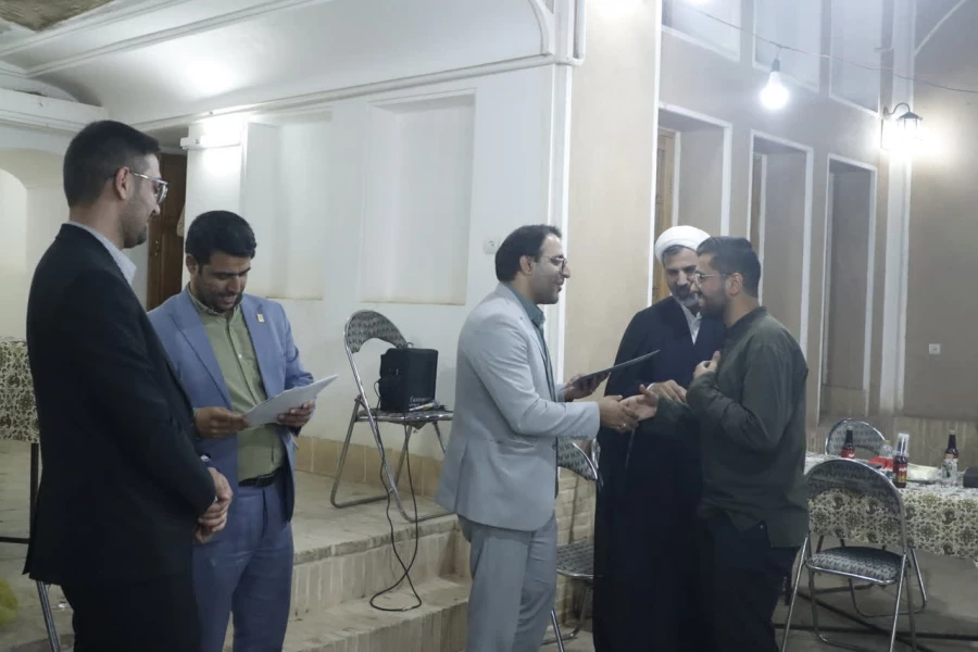 آیین تجلیل از حافظان و سرآمدان قرآنی  پردیس شهیدان پاک نژاد دانشگاه فرهنگیان یزد برگزار شد. 
 2