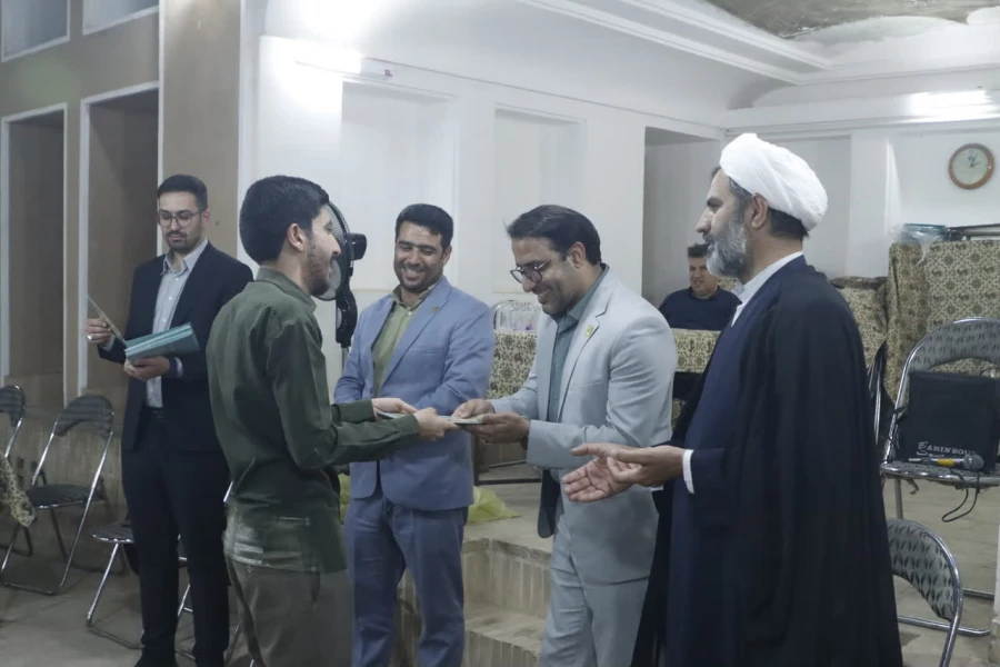 آیین تجلیل از حافظان و سرآمدان قرآنی  پردیس شهیدان پاک نژاد دانشگاه فرهنگیان یزد برگزار شد. 
 6