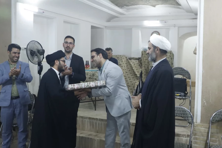 آیین تجلیل از حافظان و سرآمدان قرآنی  پردیس شهیدان پاک نژاد دانشگاه فرهنگیان یزد برگزار شد. 
 7