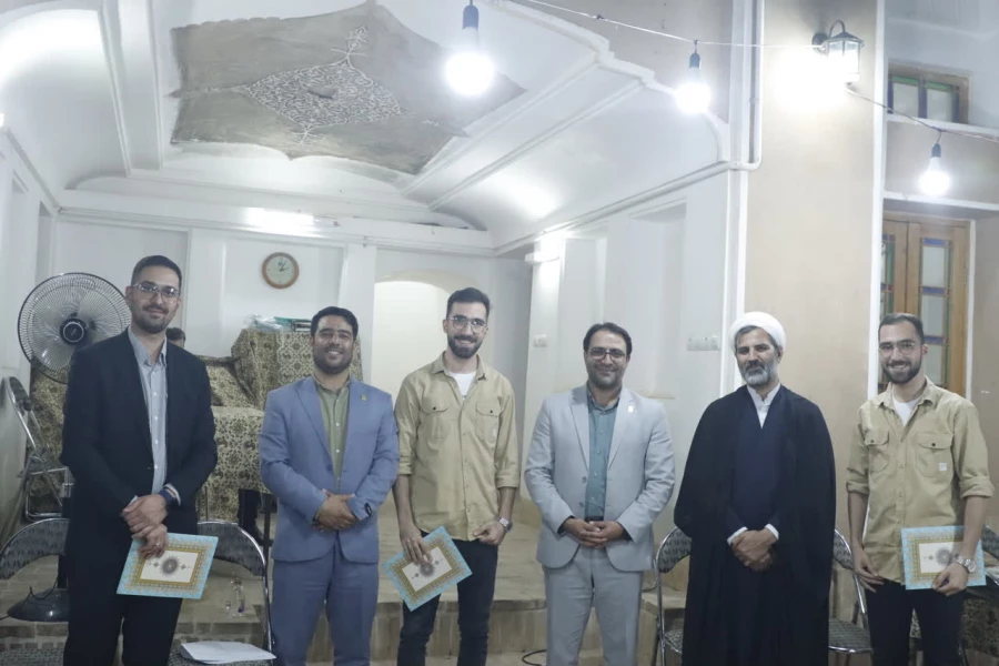 آیین تجلیل از حافظان و سرآمدان قرآنی  پردیس شهیدان پاک نژاد دانشگاه فرهنگیان یزد برگزار شد. 
 8